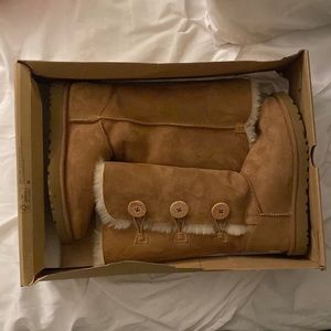 UGG BAILEY BUTTON TRIPLET SIZE 8 BRAND NEW WORN ONCE